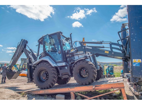 Buldoexcavator CUKUROVA 885 XG STAGE V joystick - de vanzare